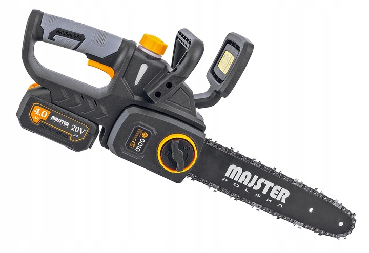 Bezszczotkowa piła łańcuchowa akumulatorowa marki Majster Polska, dominują kolory czarny i szary, z pomarańczowymi akcentami (np. na korku zbiornika oleju, przycisku zwalniającym akumulator, pokrętle regulacji łańcucha) - ujęcie nr 1